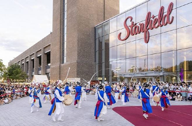 스타필드에서 진행된 바우덕이 풍물단 공연 모습. (사진=신세계프라퍼티)