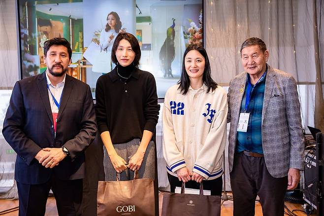 몽골을 방문한 김연경(왼쪽에서 두 번째)(몽골배구협회 SNS 제공)
