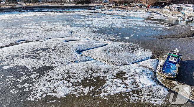 인천 중구 영종도 예단포선착장의 갯벌이 얼어붙어 있다. 2026.1.27/뉴스1 ⓒ News1 이호윤 기자