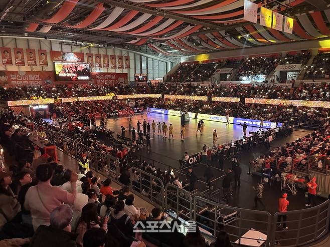 4일 OK저축은행과 KB손해보험 경기가 열린 부산 강서체육관 전경. 부산 | 정다워 기자