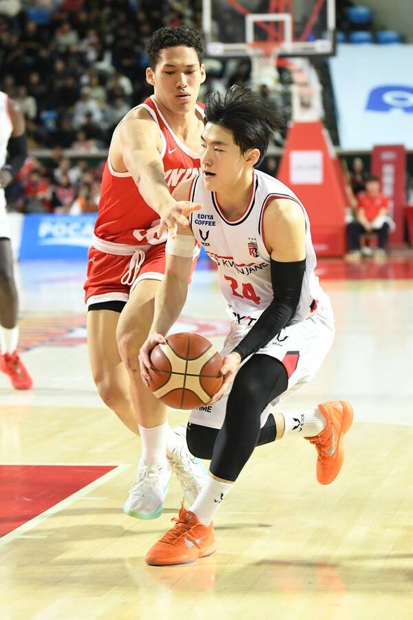 돌파하는 문유현(안양 정관장)과 수비하는 에디 다니엘(서울 SK)/사진=KBL