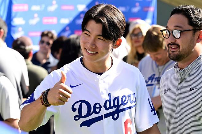 LOS ANGELES, CALIFORNIA - JANUARY 31: Hyeseong Kim #6 of the Los Angeles Dodgers during Fan Fest at Dodger Stadium on January 31, 2026 in Los Angeles, California. John McCoy/Getty Images/AFP (Photo by John MCCOY / GETTY IMAGES NORTH AMERICA / Getty Images via AFP)
<저작권자(c) 연합뉴스, 무단 전재-재배포, AI 학습 및 활용 금지>