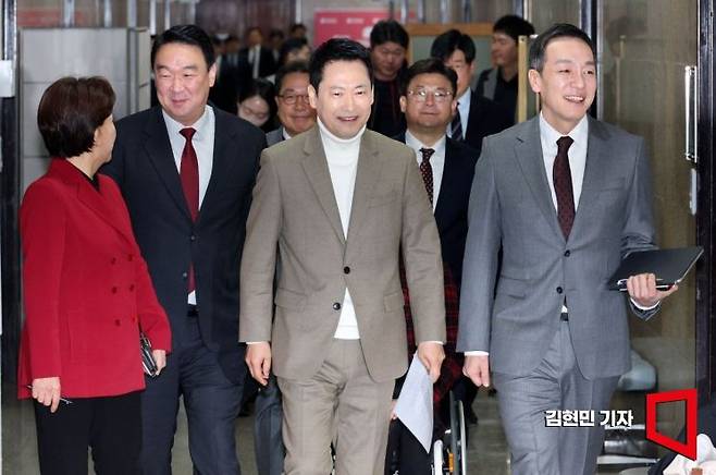 장동혁 국민의힘 대표가 5일 국회에서 열린 최고위원회의에 참석하고 있다. 2026.2.5 김현민 기자