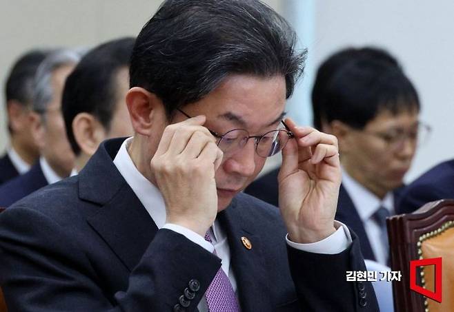 이억원 금융위원장이 5일 국회에서 열린 정무위원회 전체회의에 참석해 안경을 고쳐 쓰고 있다. 2026.2.5 김현민 기자