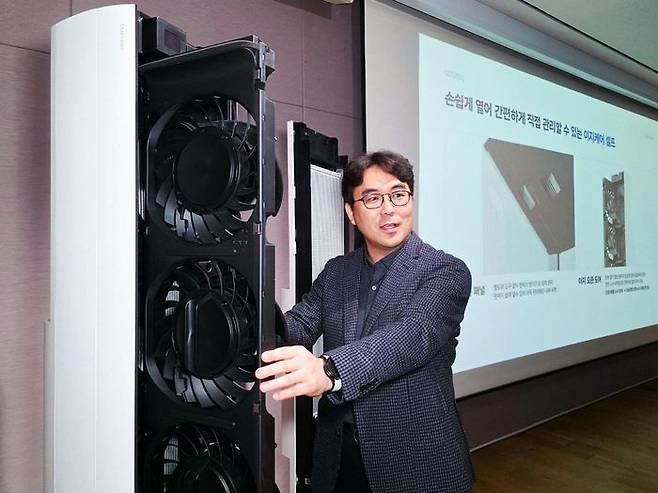 삼성전자 DA사업부 에어솔루션개발팀 신문선 상무가 서울 서초구 우면동에 위치한 삼성전자 서울 R&D 캠퍼스에서 2026년형 AI 무풍 에어컨 신제품의 특장점을 소개하고 있다.ⓒ삼성전자