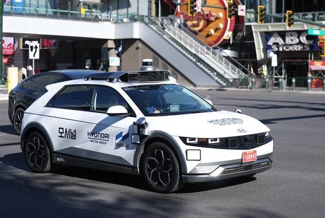 미국 라스베이거스 시내에서 8일(현지시간) 아이오닉5를 기반으로 한 현대자동차그룹 계열 모셔널의 로보택시가 시범 주행을 하고 있다. 현대차 아이오닉5 기반 로보택시는 상업용 완전 무인 자율주행차량으로 연말부터 라스베이거스에서 승객 서비스에 투입된다. 연합뉴스