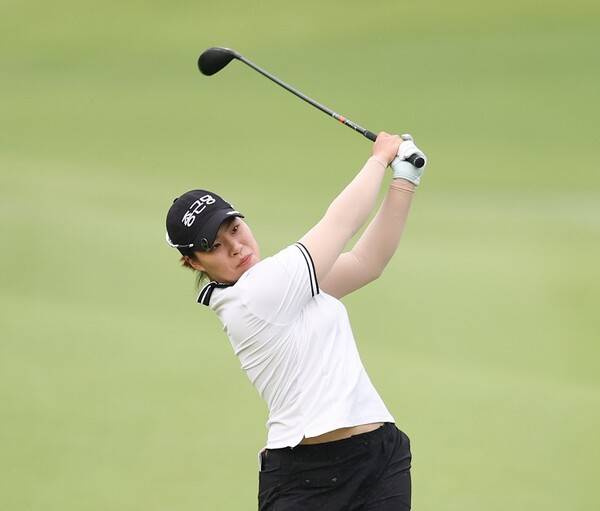 한국여자프로골프(KLPGA) 2부 투어 동계 시즌 'KLPGA 2025-26 드림 윈터투어' 필리핀 레이디스 마스터스 우승 경쟁에 뛰어든 강정현 프로. 사진제공=KLPGA (사진을 무단으로 사용하지 마십시오.)