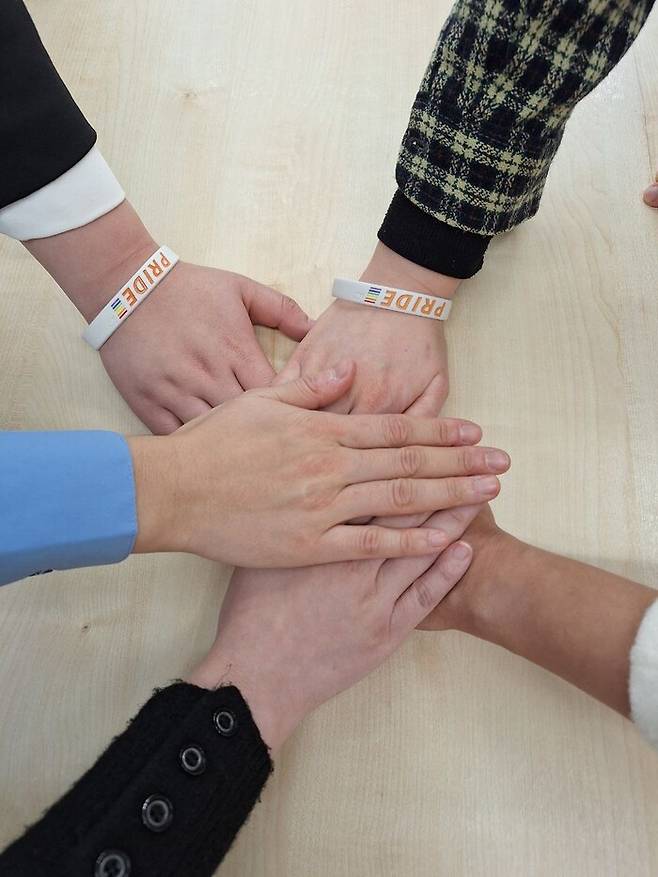 지난 3일 저녁 서울 종로구의 한 스터디룸에서 한겨레와 인터뷰한 한국여성퀴어법조회(큐워크) 5명이 서로 손을 포개고 있다. 김효실 기자 trans@hani.co.kr