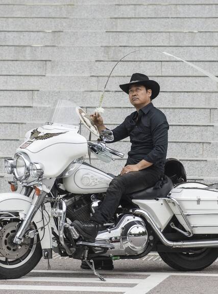 김운태는 할리 데이비드슨의 굉음과 함께 춤판에 온다. 어린 시절부터 트럭 엔진의 울림과 함께 황톳길을 떠돈 때문이리라. 거친 엔진 위에서 춤을 구상하는 것이 그만의 무법이다. 이진환 사진작가 제공