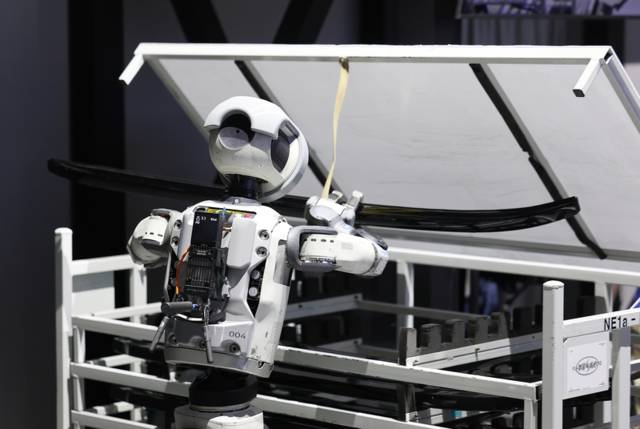 ▲ CES 개막 이틀째인 지난달 7일(현지시간) 미국 네바다주 라스베이거스 컨벤션센터(LVCC) 현대자동차 부스에서 로봇 아틀라스가 부품 이동을 시연하고 있다. 연합뉴스