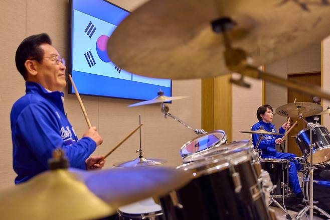 이재명 대통령과 다카이치 사나에 일본 총리가 지난 1월 13일 일본 나라현에서 정상회담 후 환담장에서 드럼 합주를 하고 있다. 연합뉴스