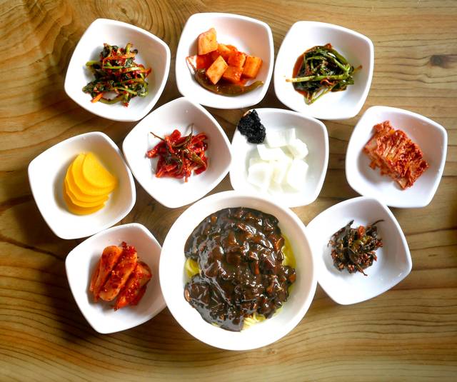 경성식당의 짜장면과 딸려 나오는 반찬.