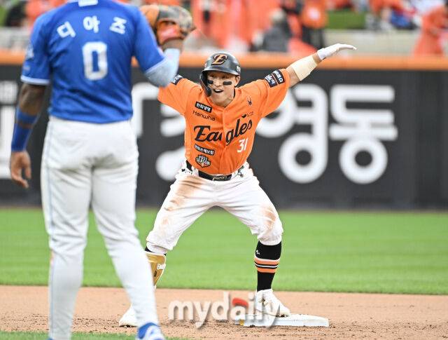 18일 오후 대전광역시 중구 대전 한화생명볼파크에서 진행된 '2025 프로야구 KBO리그 포스트시즌' 플레이오프(PO) 1차전 한화이글스와 삼성라이온즈의 경기. 한화 손아섭이 6회말 무사 2루서 1타점 동점 적시타를 터뜨린 뒤 환호하고 있다./마이데일리