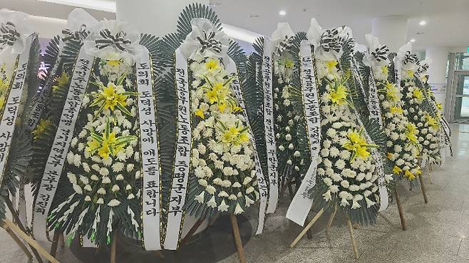 5일 경기도의회 입구에 놓여진 경기도의회 직원 사망사건 관련 조화들. 주영민 기자