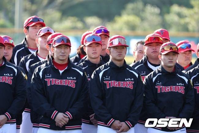 나성범과 김도영 등 KIA 선수들이 아마미 스프링캠프에 앞서 미팅을 하고 있다./KIA 타이거즈 제공