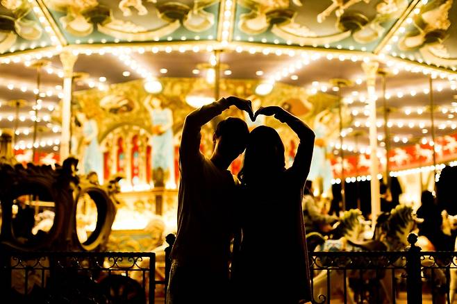 에버랜드 ‘로얄쥬빌리캐로셀(회전목마)’ 앞의 커플 사진. 에버랜드 제공