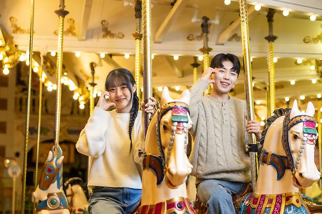 롯데월드는 화이트데이 밤을 오직 한 커플만을 위한 공간으로 비워두기로 했다. ‘FOREVER MOMENTS on White day(포에버 모먼츠 온 화이트데이)’로 이름 붙여진 이번 행사는 ‘둘만이 간직할 수 있는 꿈같은 밤’을 선사하는 데 집중한다. 롯데월드 제공