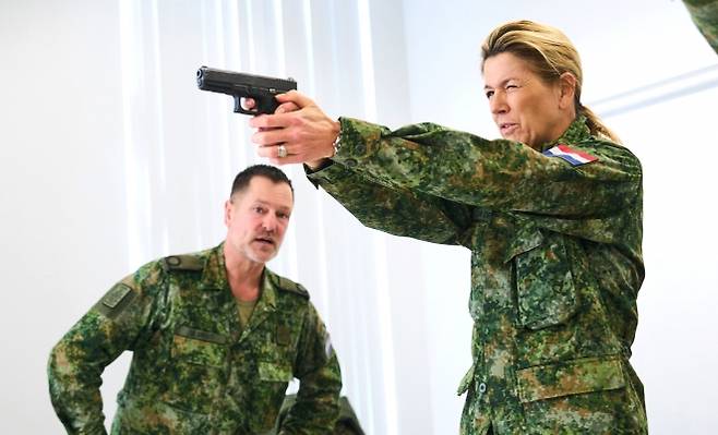 막시마 네덜란드 왕비가 육군 예비군 훈련 과정에서 권총 사격 훈련을 받고 있다. 네덜란드 국방부 제공