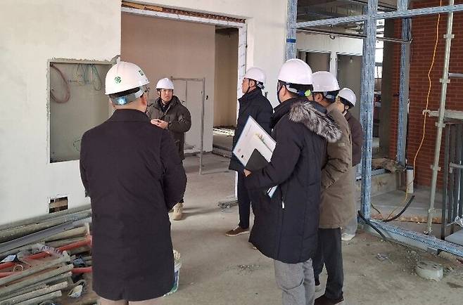 이경열 천안시 도시계획국장 등 관계공무원이 지난 4일 동남구 신부동 일원의 오룡지구 주요 사업장을 방문해 안전관리 실태를 점검하고 있다. ⓒ천안시 제공