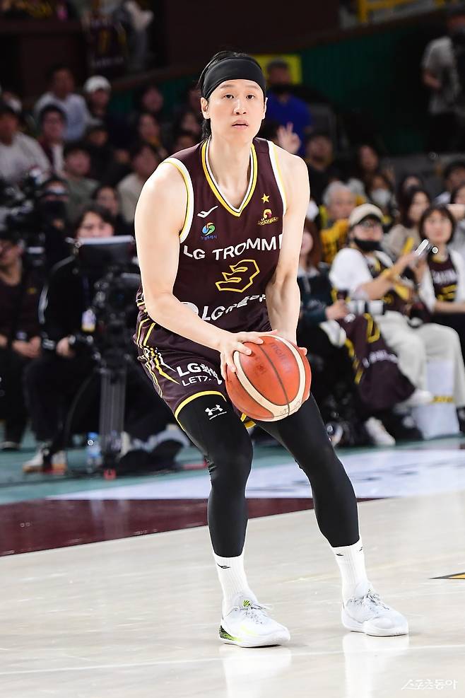 LG는 베테랑 포워드 허일영과 장민국의 분전을 통해 칼 타마요와 양홍석이 부상으로 이탈한 여파를 최소화하며 리그 선두를 지키고 있다. 3일 KT전 도중 3점슛을 시도하는 장민국. 사진제공|KBL