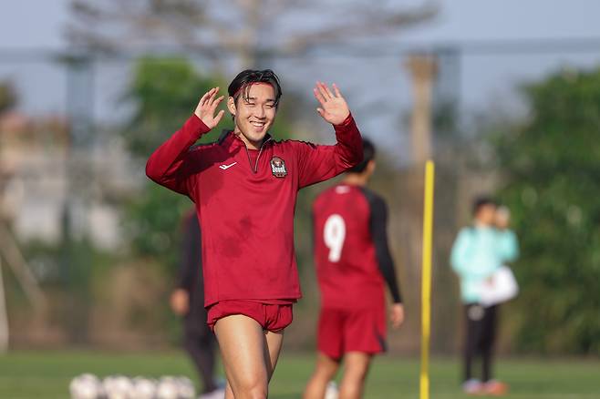 김기동 감독의 부름을 받고 서울에서 새 시즌을 준비하는 송민규가 최근 중국 하이난 미션힐즈 풋볼트레이닝센터서 진행된 동계훈련 도중 환하게 미소짓고 있다. 사진제공|한국프로축구연맹