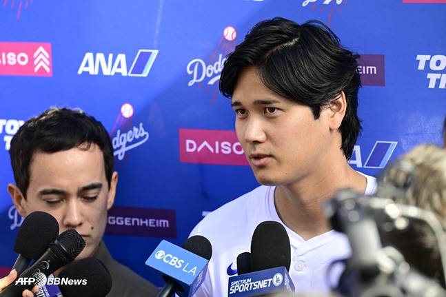 지난 1일 다저스 팬 페스트 행사 도중 인터뷰를 하고 있는 오타니. /AFPBBNews=뉴스1