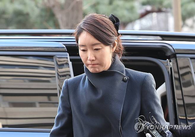 경찰 출석하는 강선우 의원 (서울=연합뉴스) 김주형 기자 = 2022년 지방선거를 앞두고 전 사무국장 남모 씨를 통해 김경 서울시의원이 공천 대가로 건넨 1억원을 수수한 혐의를 받는 무소속 강선우 의원이 3일 서울 마포구 서울경찰청 공공범죄수사대로 출석하고 있다. 2026.2.3 kjhpress@yna.co.kr