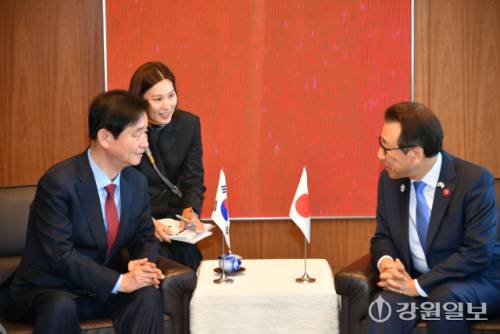 ◇최문순 화천군수가 지난 4일 일본 삿포로시 초청으로 눈축제 개막식에 참석해 야마모토 가쓰히로 삿포로 시장과 협력방안을 협의하고 있다.