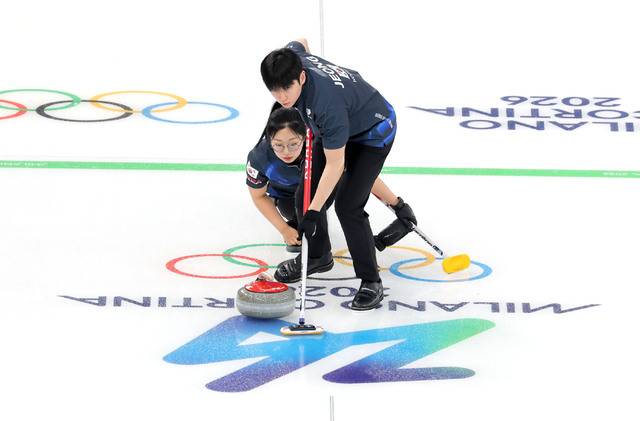 컬링 믹스더블 국가대표 정영석이 5일(현지시간) 이탈리아 코르티나담페초 컬링 올림픽 스타디움에서 열린 밀라노코르티나 동계올림픽 이탈리아와의 라운드로빈 경기에서 스위핑을 하고 있다.