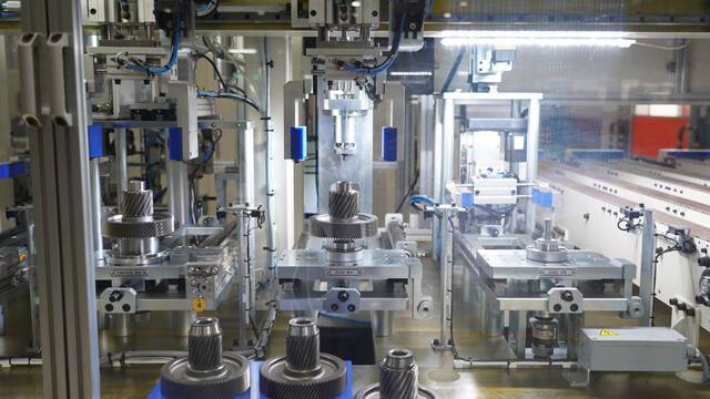 대동기어가 전기차(EV·HEV) 핵심 부품 양산과 로봇 부품 신사업을 동시에 가속하며 미래 모빌리티&로봇 기업으로의 전환을 본격화한다. 대동기어 1공장 내 생산 라인에서 관련 부품이 만들어지고 있다. 대동기어 제공