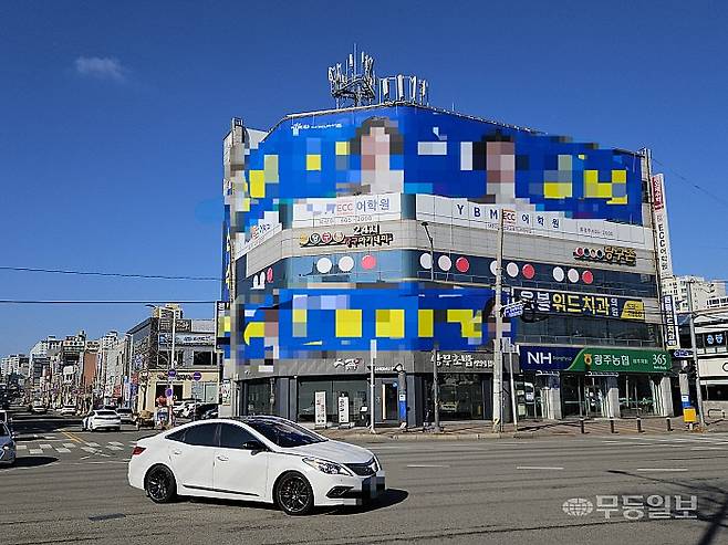 지난 3일 광주 북구 용봉동 한 건물에 6·3지방건서 출마예정자의 사진이 걸려있다.