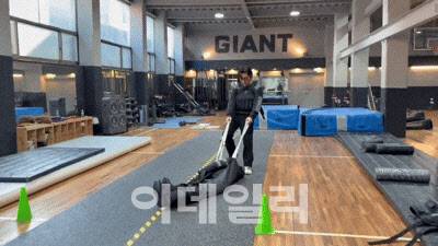 지난 2일 취재진이 서울 성동구의 한 학원에서 경찰 순환식 체력시험 중 72㎏ 무게의 더미 끌기를 하고 있다. (사진=정윤지 기자)