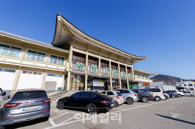 경북 울진의 백암온천 원탕고려호텔 외부 전경. 백암온천의 원조 격인 숙소로, 53도의 자연 용출 온천수를 전 객실에 공급하고 있다.