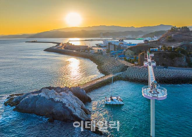 울진요트학교의 요트를 타고 둘러본 경북 울진의 후포 앞바다와 등기산 전망대.