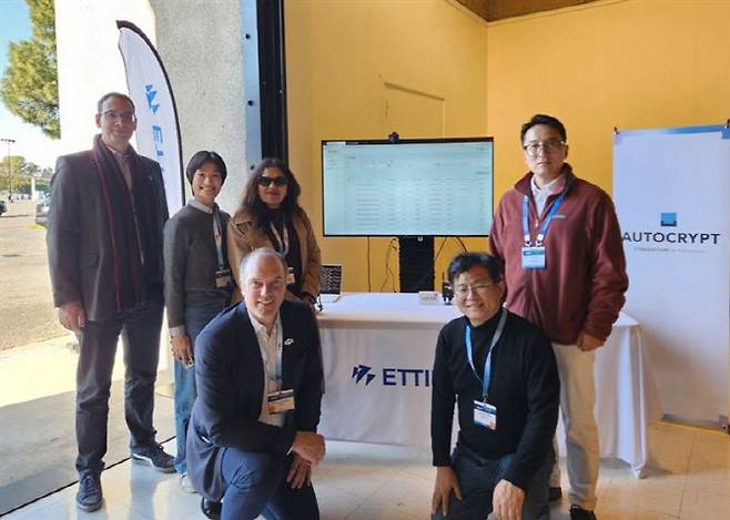 5GAA 총회 임원진을 대상으로 V2X 톨링 서비스 시연 후 기념촬영을 하고 있는 관계자들. 왼쪽부터 5GAA Tim Leinmuller 부회장, 에티포스 Jane Lee 글로벌사업개발팀장, 5GAA Jyoti Sharma 이사, 5GAA Maxime Flament CTO, 에티포스 홍승수 상무, 아우토크립트 조현준 이사. 사진=아우토크립트