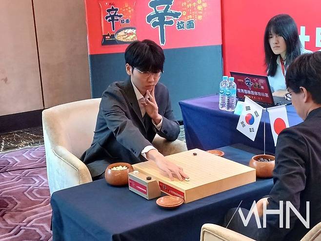 신진서 9단이 첫 수를 두고 있다.(사진 중국 선전에서 MHN 엄민용 선임기자)