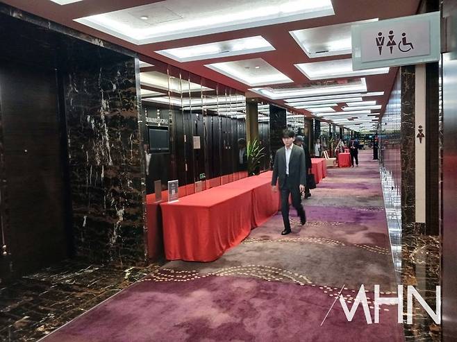 대국장으로 향하는 신진서 9단.(사진 중국 선전에서 MHN 엄민용 선임기자)