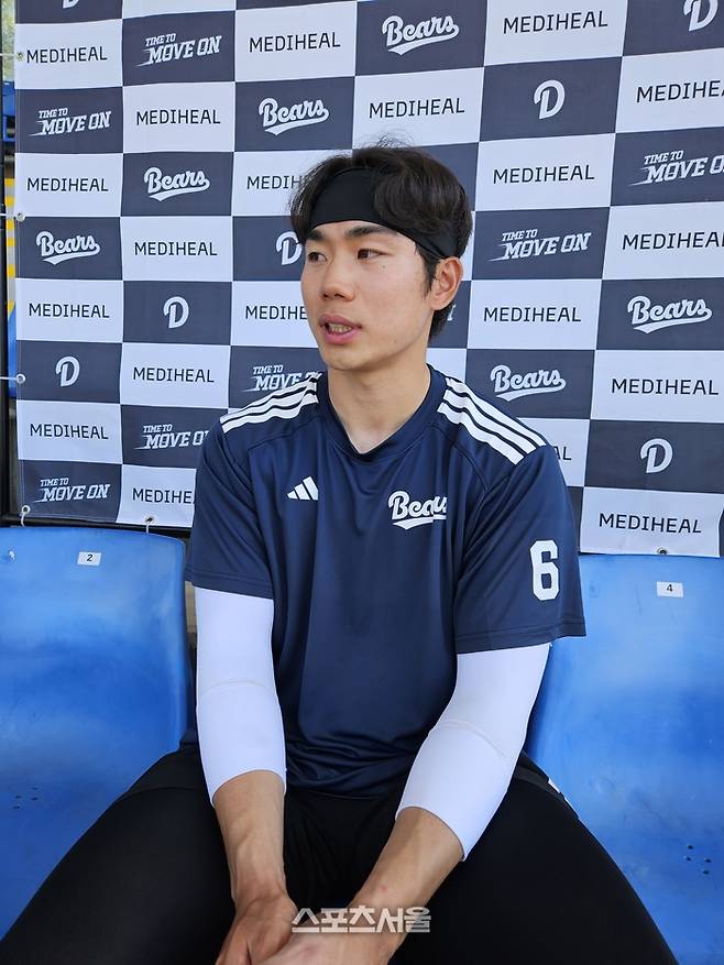 두산 오명진이 6일(한국 시간) 호주 시드니 블랙타운 야구장에서 진행된 스프링캠프서 취재진 인터뷰에 응하고 있다. 시드니 | 강윤식 기자 skywalker@sportsseoul.com