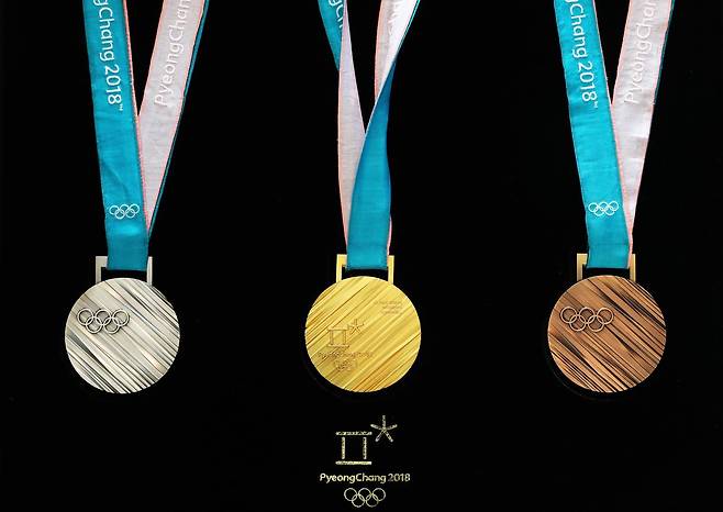 21일 오전 서울 동대문디자인플라자 잔디사랑방에서 열린 2018 평창 동계올림픽 메달 공개 행사에서 금은동 메달이 공개되고 있다. 2017.09.21. 서울=뉴시스