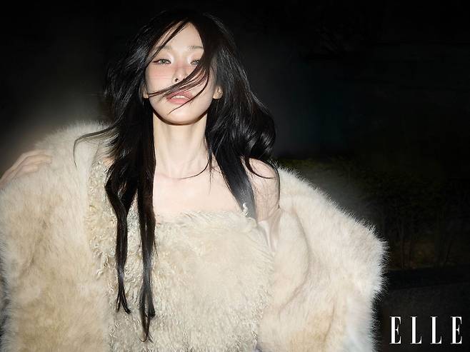 헤이즈 아우터는 Sportmax, 톱은 스타일리스트 소장품.