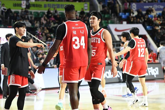 6일 서울 잠실학생체육관에서 열린 2025~26 프로농구 정규리그 울산 현대모비스와의 홈 경기에서 맹활약한 자밀 워니와 알빈 톨렌티노. KBL 제공