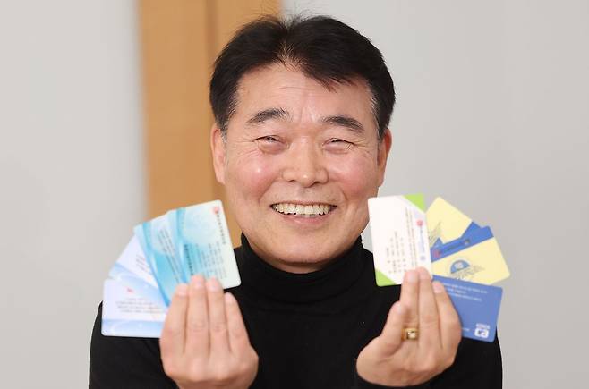 이의웅씨가 은퇴 후 인생 2막을 준비하며 딴 자격증을 손에 들고 환하게 웃고 있다. 변선구 기자