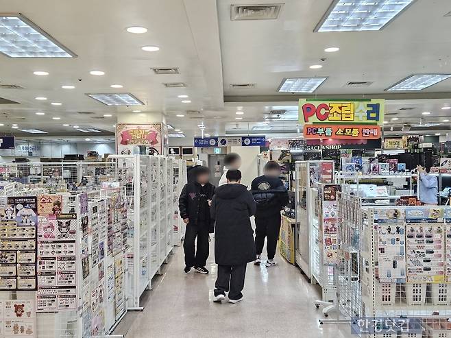 6일 오전 서울 서초구 서초동 국제전자센터 PC 제품을 판매하는 8층에서 고객들이 서브컬처 관련제품을 둘러보고 있다. PC 매장과 서브컬처 굿즈 매장이 섞여있다. /사진=박수빈 기자