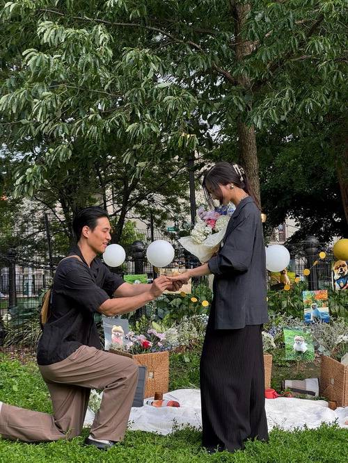 이재 약혼자 샘 김(왼쪽)이 반지를 끼워주며 청혼하는 모습. 이재 인스타그램