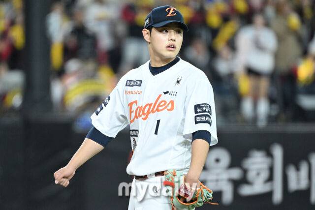 31일 대전 한화생명 볼파크 야구장에서 열린 '2025 신한 SOL 뱅크 KBO 한국시리즈 5차전' LG 트윈스와 한화 이글스 경기. 한화 선발 문동주가 1회초 아웃 카운트를 잡고 주먹을 불끈 쥐고 있다./마이데일리