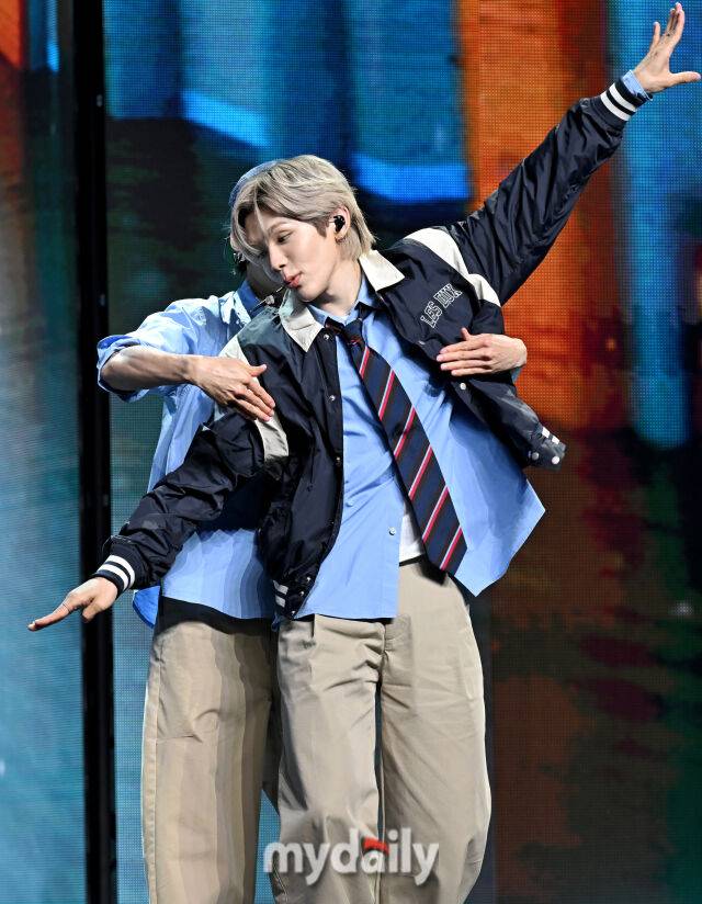 그룹 라이즈(RIIZE) 쇼타로가 19일 오전 서울 한남동 블루스퀘어에서 진행된 첫 정규 앨범 '오디세이(ODYSSEY)' 발매 쇼케이스에서 열정적인 무대를 선보이고 있다.타이틀곡 ‘Fly Up’(플라이 업)은 1950년대 로큰롤(Rock and Roll) 스타일을 연상시키는 댄스 곡으로, 멤버들이 음악과 춤을 매개체로 보다 넓은 세상 속 여러 사람들과 편견이나 경계 없이 가까워지고 함께 즐기는 모습을 표현한다. 19일 오후 5시 유튜브와 틱톡 라이즈 채널 등을 통해 생중계 되는 무대에서 첫 공개된다.