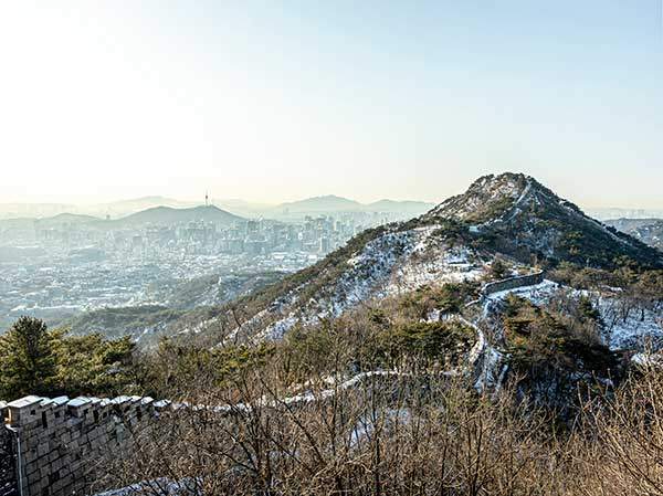 한양도성 북악산권에서 가장 멋진 경관을 볼 수 있는 곡성. 구불구불 이어지는 한양도성과 함께 서울 시내 전경을 눈에 담을 수 있다.