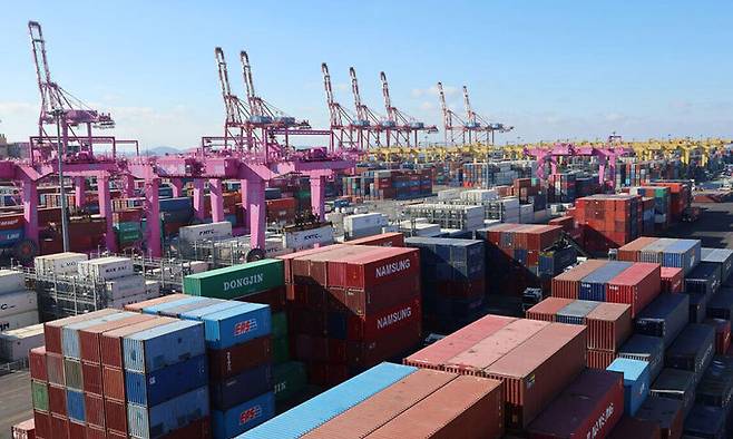 인천 연수구 인천신항 컨테이너 터미널에 컨테이너가 쌓여 있다. 뉴시스