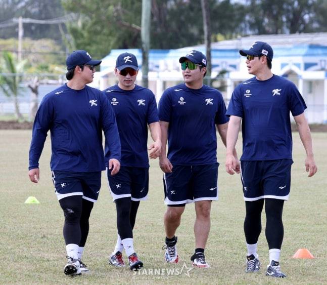 노시환, 박해민, 문보경, 홍창기(왼쪽부터)가 사이판 1차 캠프에서 훈련 도중 함께 이야기를 나누고 있다. /사진=강영조 선임기자