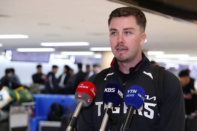 KIA 아시아쿼터 내야수 제러드 데일이 스프링캠프 출국 전 인터뷰를 하고 있다. /사진=KIA 타이거즈 제공